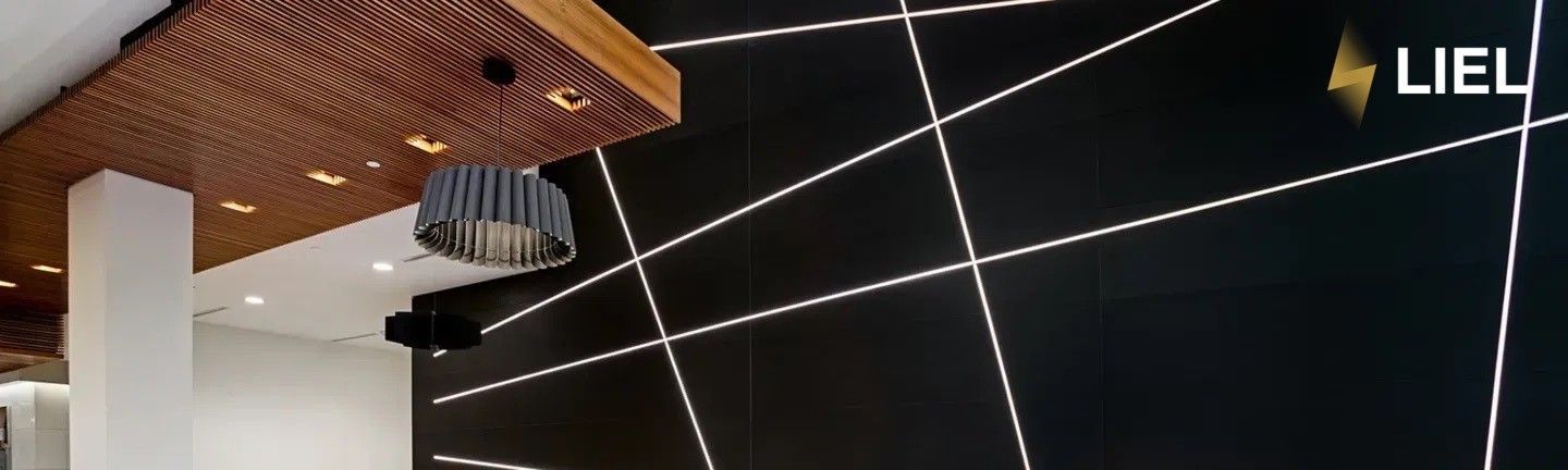 Врізні світлодіодні LED світильники 220V з нейтральним білим світлом 4000К у сучасному комерційному просторі